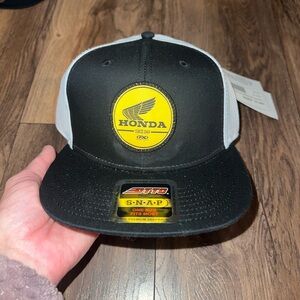 NWT Men’s Honda Gold Label SnapBack Hat.